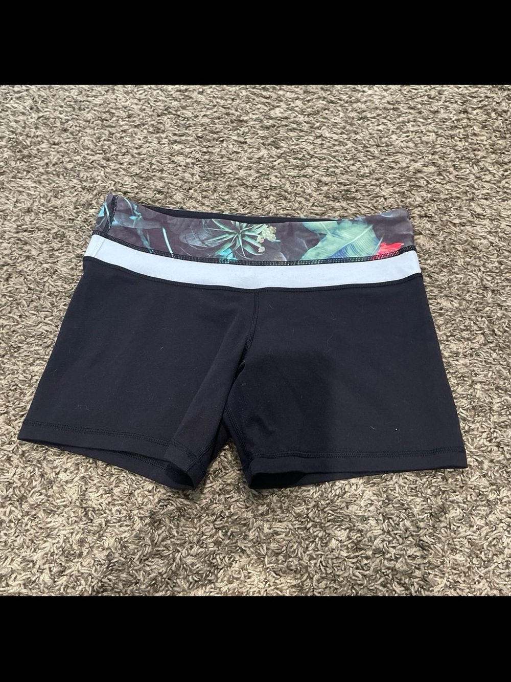 Lululemon groove shorts floral waistband size 8
